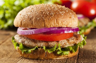 ev yapımı hindi burger çörek üzerinde