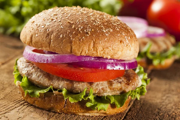 Hamburguesa casera de pavo en un bollo — Foto de Stock