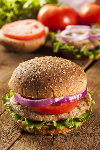 Hamburguesa casera de pavo en un bollo — Foto de Stock