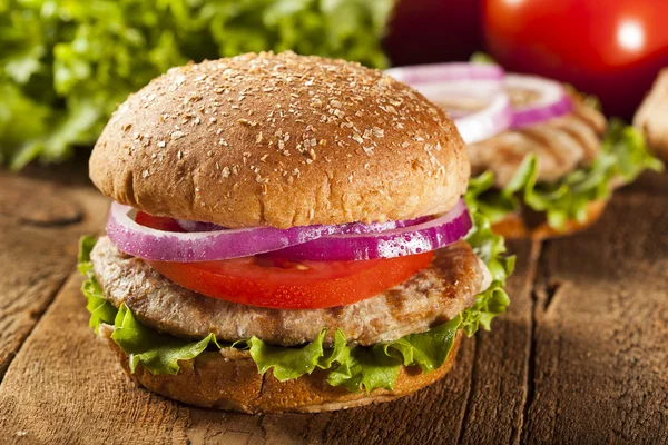 Hamburguesa casera de pavo en un bollo — Foto de Stock