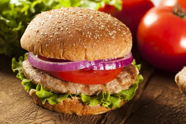 Hamburguesa casera de pavo en un bollo — Foto de Stock