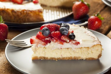 ev yapımı çilekli ve yaban mersinli cheesecake