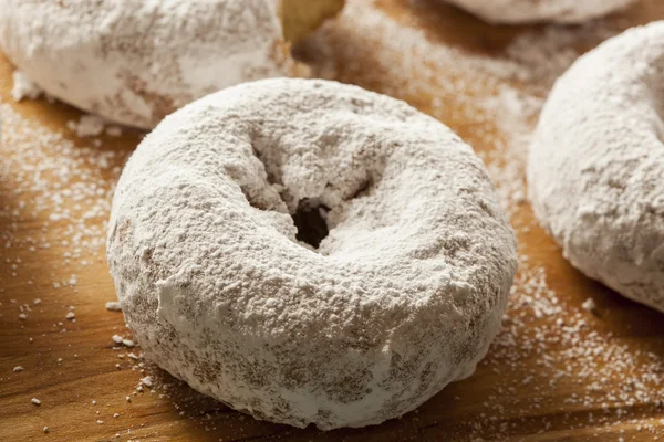 Donuts caseros blancos en polvo — Foto de Stock