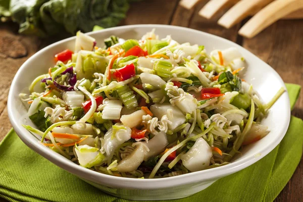 Asiatiska bok choy och ramen sallad — Stockfoto