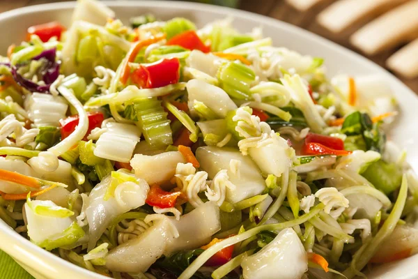 Aasian Bok Choy ja Ramen salaatti — kuvapankkivalokuva