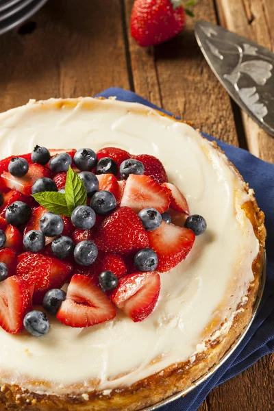 Homemade Strawberry and Blueberry Cheesecake — Stock Photo, Image