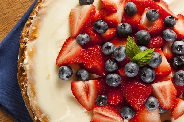 Homemade Strawberry and Blueberry Cheesecake — Stock Photo, Image