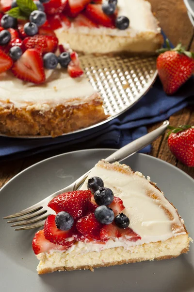 自家製のイチゴとブルーベリーのチーズケーキ — ストック写真