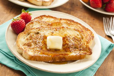 ev yapımı yumurtalı ekmek tereyağı ile