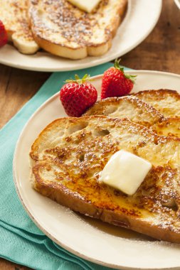 ev yapımı yumurtalı ekmek tereyağı ile