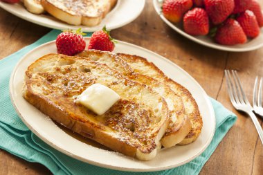 ev yapımı yumurtalı ekmek tereyağı ile