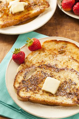 ev yapımı yumurtalı ekmek tereyağı ile