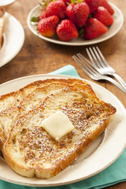 ev yapımı yumurtalı ekmek tereyağı ile