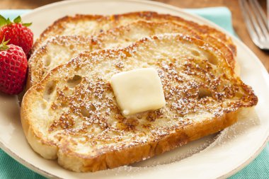 ev yapımı yumurtalı ekmek tereyağı ile