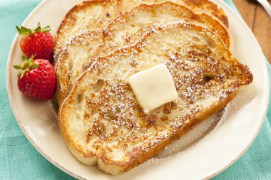 ev yapımı yumurtalı ekmek tereyağı ile