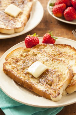 ev yapımı yumurtalı ekmek tereyağı ile