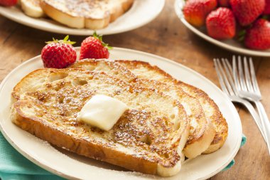 ev yapımı yumurtalı ekmek tereyağı ile