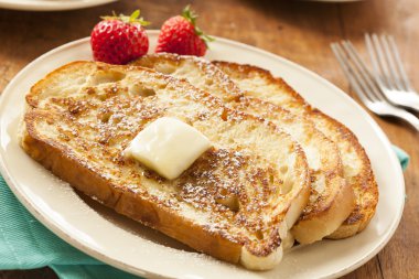 ev yapımı yumurtalı ekmek tereyağı ile