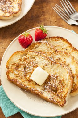 ev yapımı yumurtalı ekmek tereyağı ile