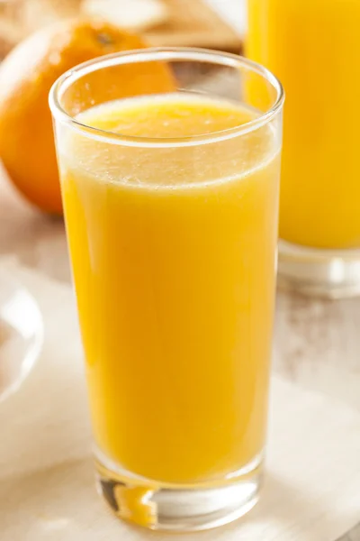 Odświeżanie organiczny sok pomarańczowy — Zdjęcie stockowe