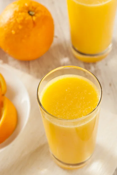 Uppfriskande ekologisk apelsinjuice — Stockfoto