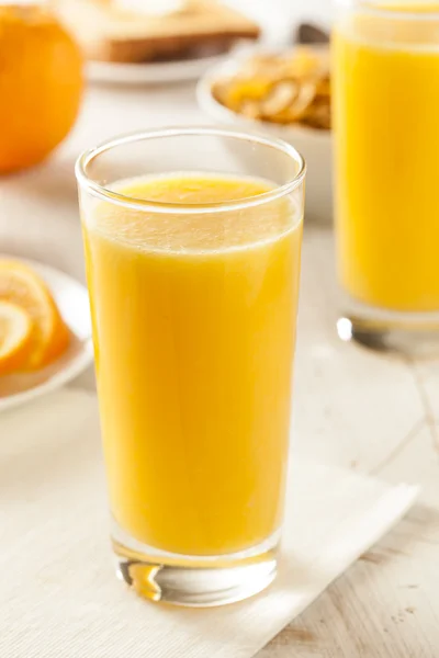 Uppfriskande ekologisk apelsinjuice — Stockfoto