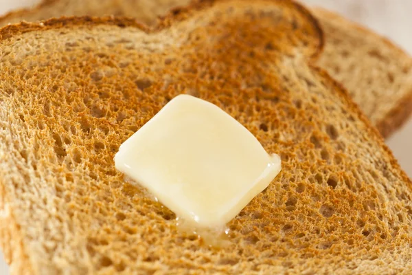 Torrada de trigo integral com manteiga — Fotografia de Stock