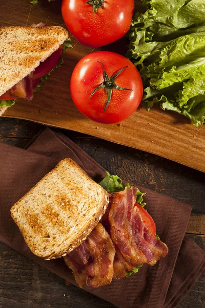 Свежий домашний сэндвич с беконом — стоковое фото