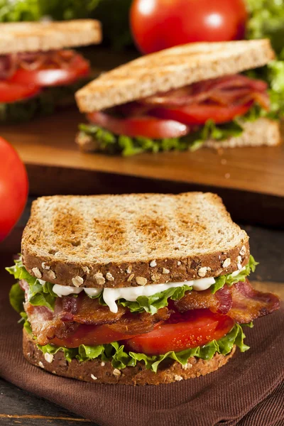 Färsk hemlagad blt sandwich — Stockfoto