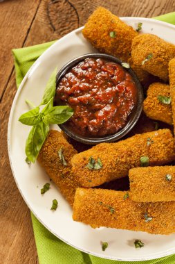 ev yapımı kızarmış mozzarella çubuğu