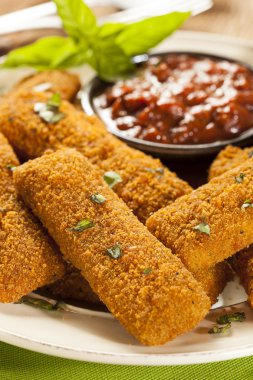 ev yapımı kızarmış mozzarella çubuğu