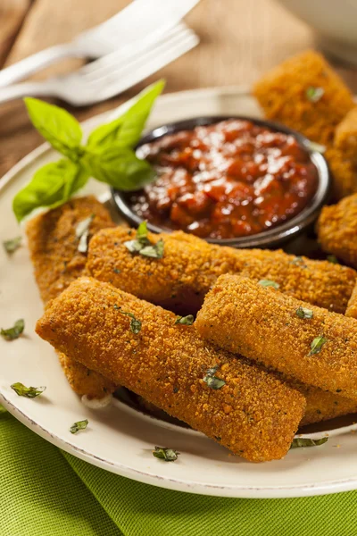 Bastoncini di mozzarella fritti fatti in casa — Foto Stock