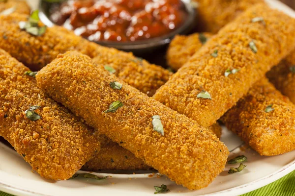 Hemgjorda friterade mozzarella sticks — Stockfoto