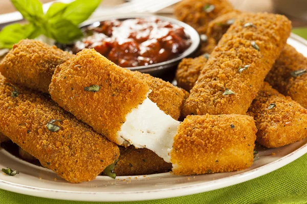 Bastoncini di mozzarella fritti fatti in casa — Foto Stock