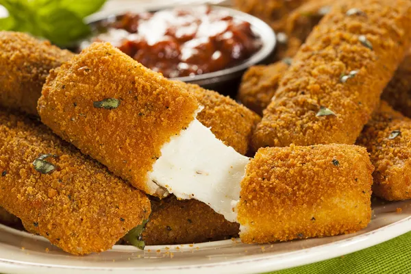 Bastoncini di mozzarella fritti fatti in casa — Foto Stock