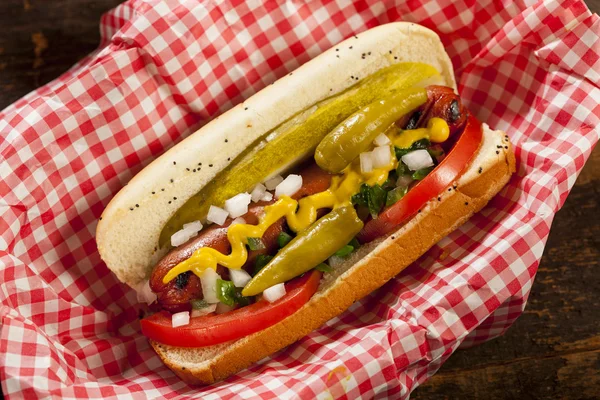 Chicago Stil sosisli sandviç — Stok fotoğraf