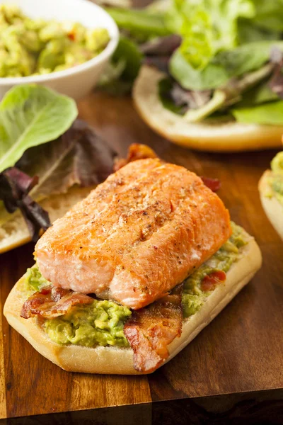 Grilled Salmon Sandwich with Bacon and Guacamole — Stock Photo, Image