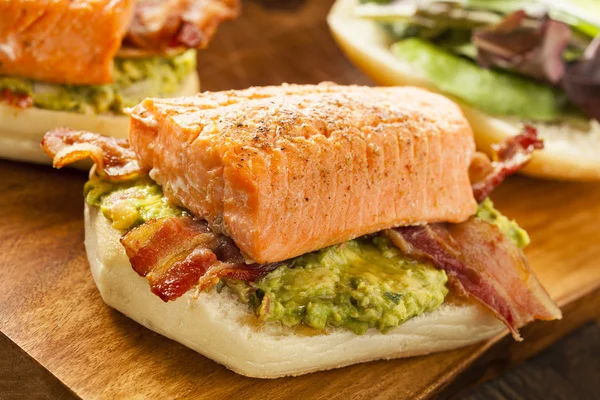 Sanduíche de Salmão Grelhado com Bacon e Guacamole — Fotografia de Stock