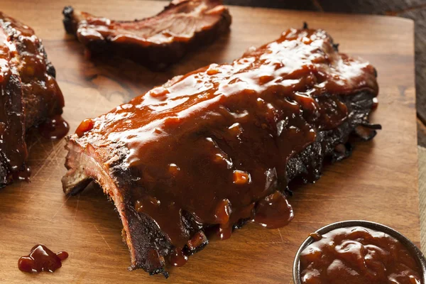 Costillas de repuesto de cerdo barbacoa ahumada — Foto de Stock