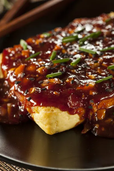 Tofu grelhado orgânico saudável com molho de alho picante — Fotografia de Stock