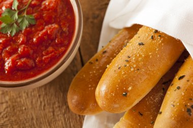 ev yapımı ekmek sopa marinera sos ile