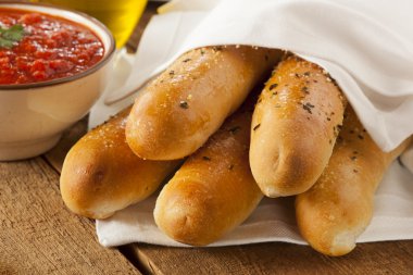 ev yapımı ekmek sopa marinera sos ile