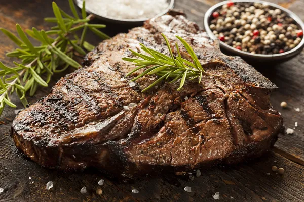 Gegrilde BBQ-t-bone steak — Stockfoto