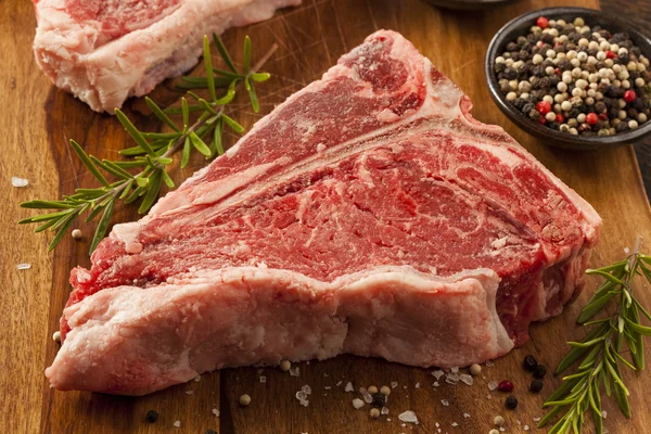 Kalın ham t-bone biftek — Stok fotoğraf