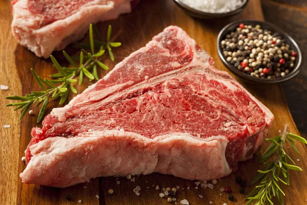 Kalın ham t-bone biftek — Stok fotoğraf