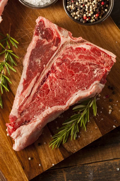 Bife de T-Bone cru grosso — Fotografia de Stock