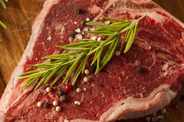 Tjock rå t-bone steak — Stockfoto