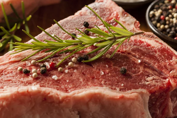 Kalın ham t-bone biftek — Stok fotoğraf