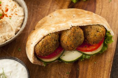 bir pide cebinde organik falafel