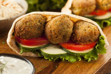 bir pide cebinde organik falafel